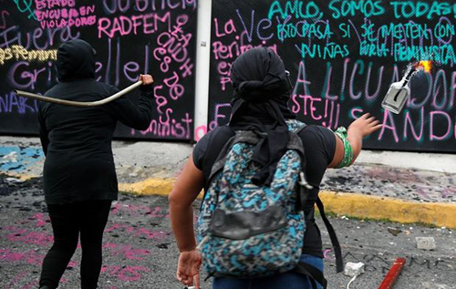 В столице Мексики во время марша против насилия феминистки напали на полицейских