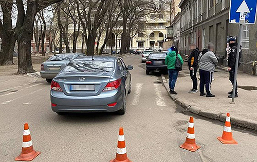 В Одесі водій збив на переході трьох юнаків і втік з місця події