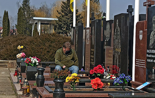 У мережі з'явилося зворушливе фото батька, двоє синів якого загинули на Донбасі
