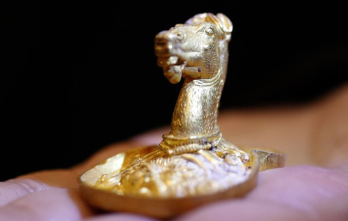 В Болгарии археологи обнаружили золотой клад, которому 2400 лет