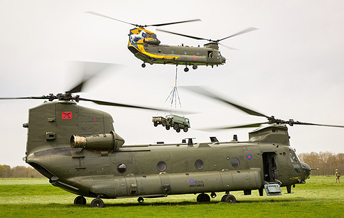 Великобритания закупает у США 14 транспортных вертолетов Boeing