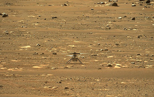 Дрон Ingenuity прислал первое цветное фото Марса с воздуха. ВИДЕО