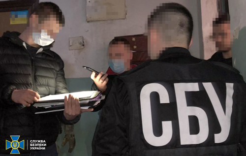 Правоохоронці затримали трьох жителів Дніпра, які на Закарпатті розклеювали провокаційні листівки
