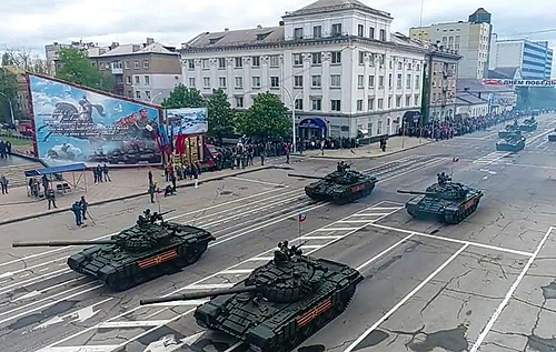 В Луганске боевики провели "военный парад" по разбитым дорогам. ФОТО