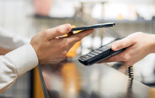 Безопасные платежи через смартфон: как защитить гаджет с NFC от мошенников