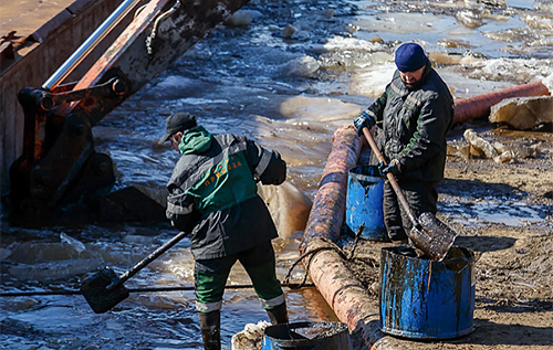 Десятки тонн нефти вылились в реки на севере России и приближаются к Баренцовому морю. ВИДЕО