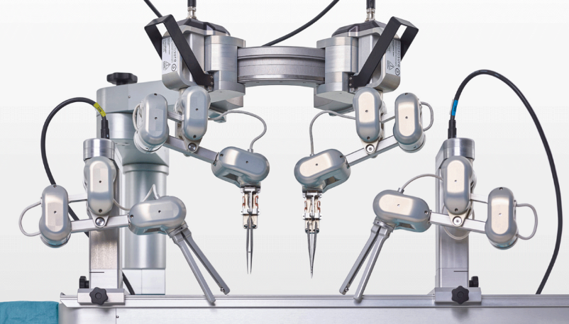 Робот вперше провів мікрохірургічну операцію людині