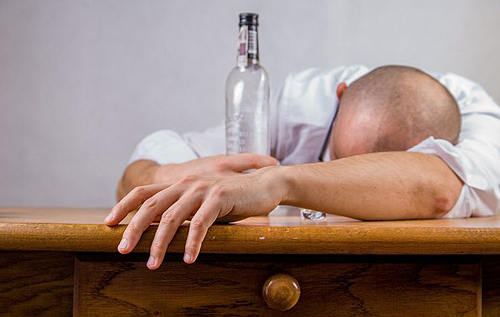 У тех, кто много пьет спиртного, – выше риск сердечного приступа и смерти