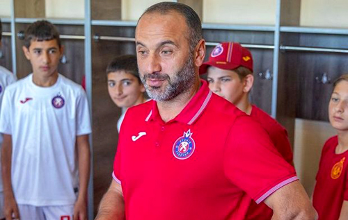 Работавший в Украине тренер избил в аэропорту российского футболиста