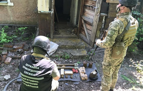 Майже 1,5 кіло тротилу, понад 2 000 патронів, а також гранати: на Донеччині знайшли черговий схрон з боєприпасами. ФОТО