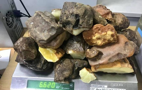 Українець намагався поштою відправити в Катар та ОАЕ 12 кг бурштину