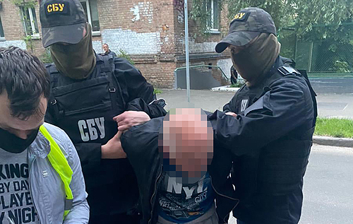 У Києві затримали охоронця ТРЦ за торгівлю зброєю та вибухівкою