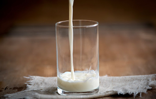 Українцям замість молока продають фальсифікат: на смак не відрізнити від справжнього