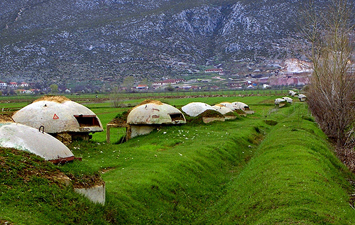Фортификационное безумие: откуда в Албании сотни тысяч военных бункеров. ФОТО
