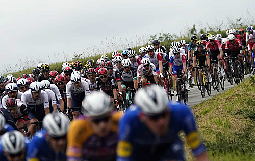 Зрительница вызвала массовое падение велосипедистов на старте Tour de France. ВИДЕО
