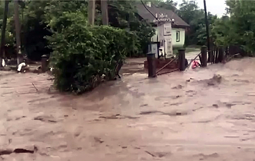 На Буковині затопило села, дороги перетворилися на річки. ВІДЕО