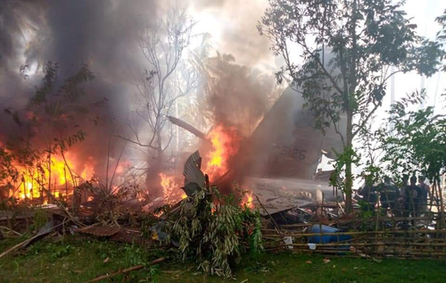 На Филиппинах разбился военный самолет, на борту которого находилось 85 человек. ВИДЕО