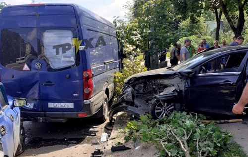 В Харькове водитель на дикой скорости и "под градусом" влетел в припаркованные авто. ФОТО