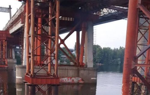 В Киеве парень с камнями в рюкзаке спрыгнул с моста и погиб