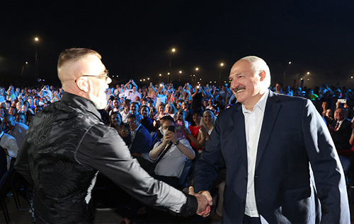 Рэпер Серега выступил в Беларуси, где обнялся с Лукашенко и пожал ему руку. ВИДЕО