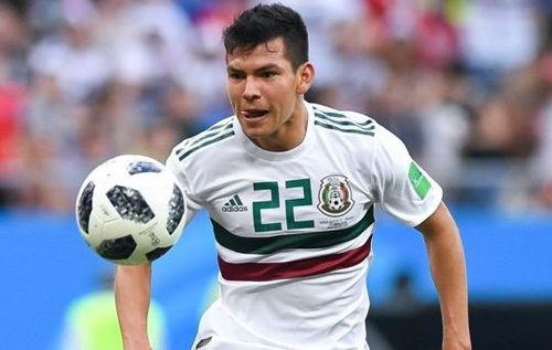 Звезда сборной Мексики едва не лишился головы в столкновении с вратарем. ВИДЕО
