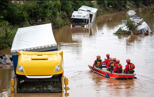 В Германии после страшного потопа нашли десятки потонувших машин – в них могут быть люди