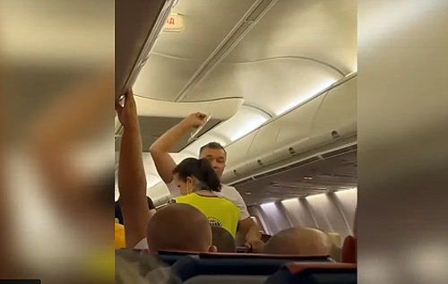 "Дайте ему в ухо!": в Одессе из самолета высадили дебошира-антимасочника. ВИДЕО