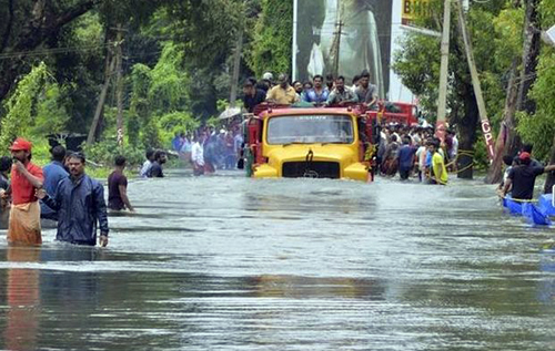 Из-за мощных ливней на западе Индии погибли уже около 140 человек