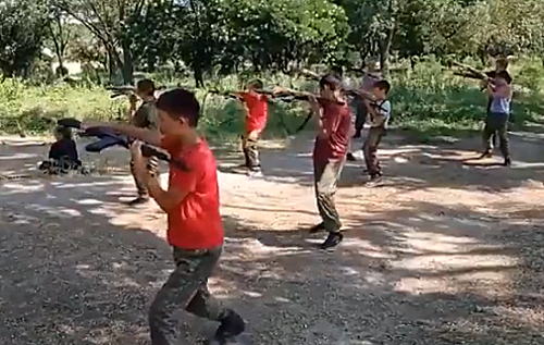 Офіцер ЗСУ показав, як в Криму дітей готують у "бойові загони Путіна". ВІДЕО