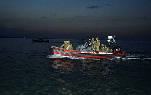 В Азовському морі пройшли нічні навчання прикордонників і ВМС. ФОТО