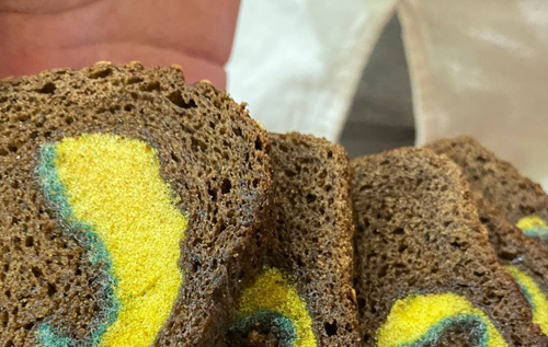 Житель Днепра обнаружил внутри хлеба мочалку
