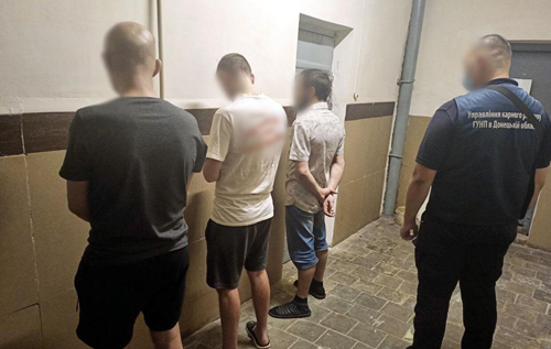 "Колл-центр на зоні": на Донбасі ув'язнені прямо з камери обманювали українців