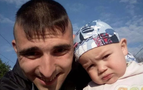 У двухлетнего мальчика, которого порезал отчим, умер мозг. Мужчину арестовали