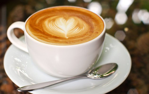 Кофе на завтрак: лучшие и худшие добавки в утренний напиток назвали диетологи