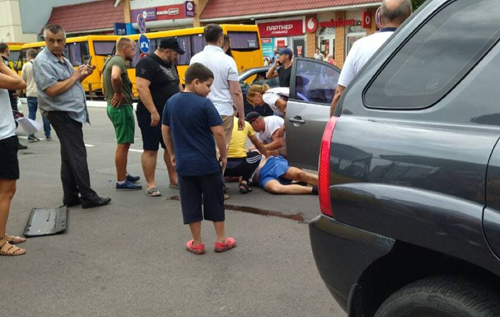 Під Києвом водій "вирубився" за кермом, збив велосипедиста і пішохода та протаранив авто з дитиною