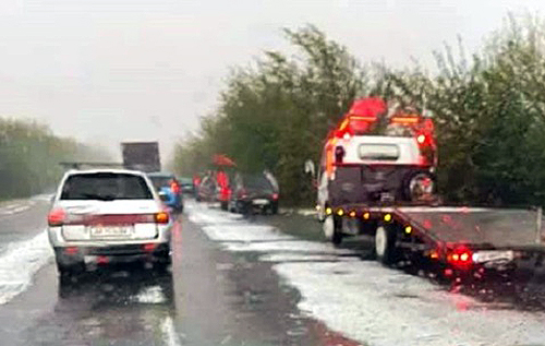 Трассу под Одессой неожиданно засыпало снегом: водители в шоке. ВИДЕО