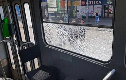 В Харькове подростки обстреляли трамвай. Один пассажир ранен