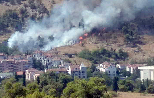 Крупный лесной пожар приближается к столице Черногории