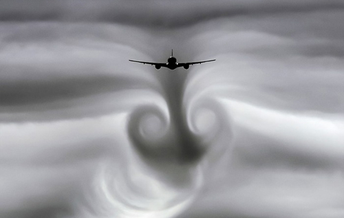 Спутный след самолета: как он возникает и какую опасность несет для других лайнеров
