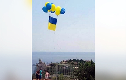 У Криму перед Днем Незалежності в небо запустили прапор України. ВІДЕО