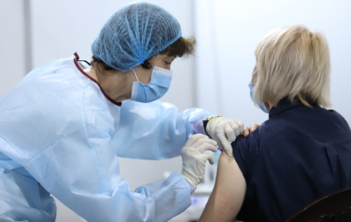 Центри вакцинації можуть закрити: лікар пояснив причину