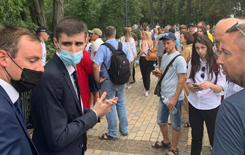 У Києві скандал через виступ Бочеллі: охоронці й поліцейські не пустили людей на концерт. ВІДЕО
