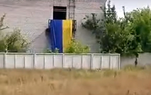 У Луганську поруч з базою бойовиків вивісили прапор України. ВІДЕО