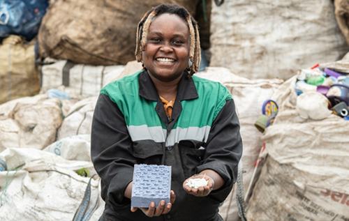 Королева пластика: жительница Кении научилась из пластиковых отходов делать кирпичи и брусчатку прочнее бетона. ФОТО. ВИДЕО