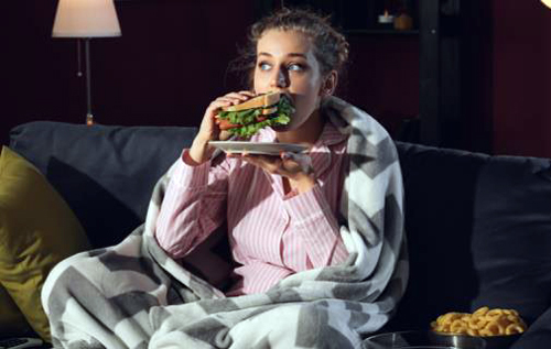 Еда во вред: что не рекомендуется есть перед сном