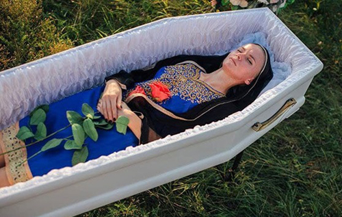 У Дніпрі презентували жіночий одяг для похорону. ФОТО