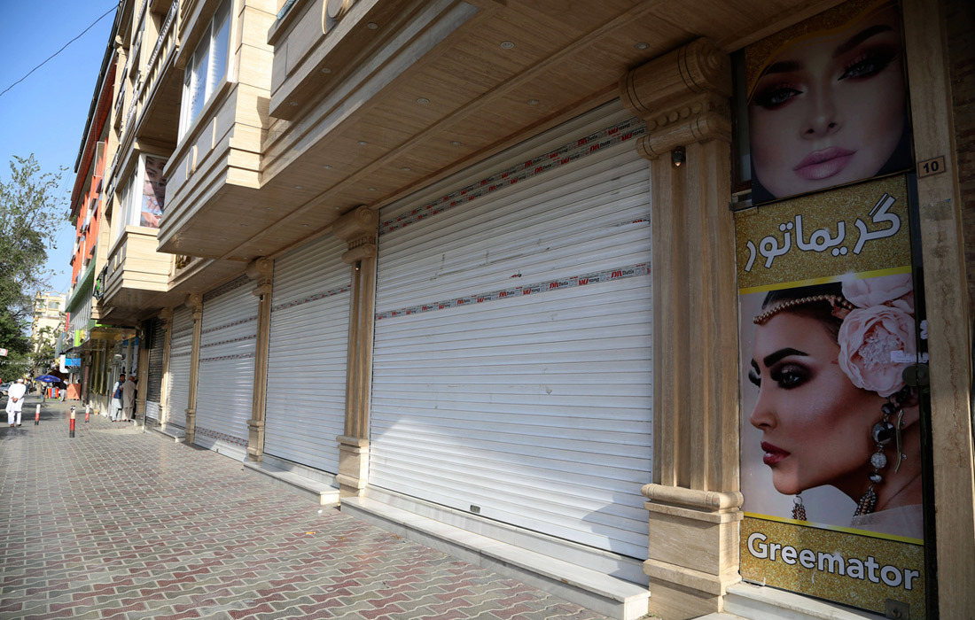 Цены растут, магазины закрываются: Афганистану грозит экономический коллапс, талибы ввели жесткие запреты