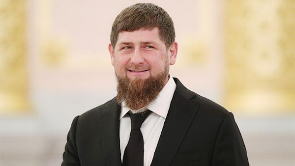 В Чечне объявили конкурс на лучший портрет Кадырова и его родителей