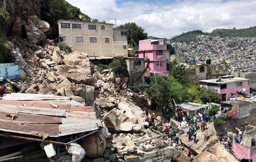 В Мексике скала обрушилась на жилые дома. ФОТО