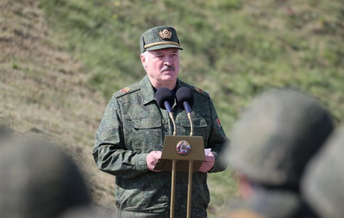 Лукашенко заявил, что не будет разговаривать с Западом, пока с Беларуси не будут сняты "безмозглые санкции"
